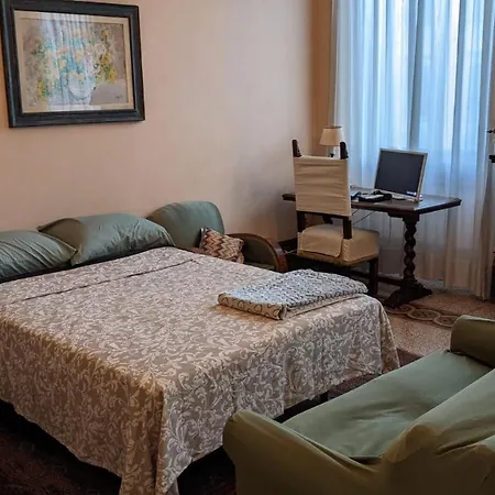 Guest house Double Bedroom In Beautiful 30's Style Florence