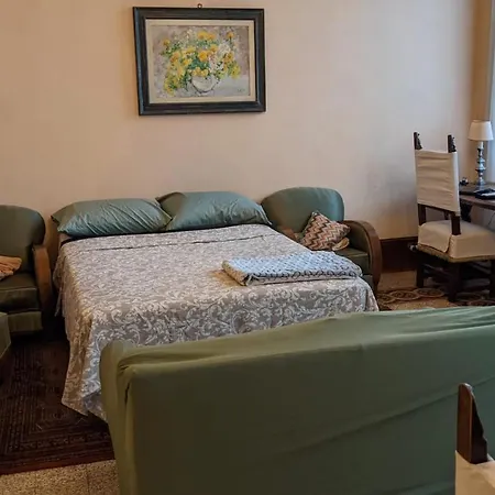 Double Bedroom In Beautiful 30's Style Guest house *