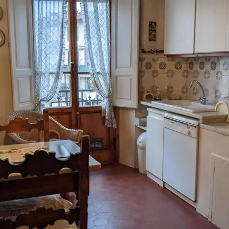 Guest house Double Bedroom In Beautiful 30's Style *