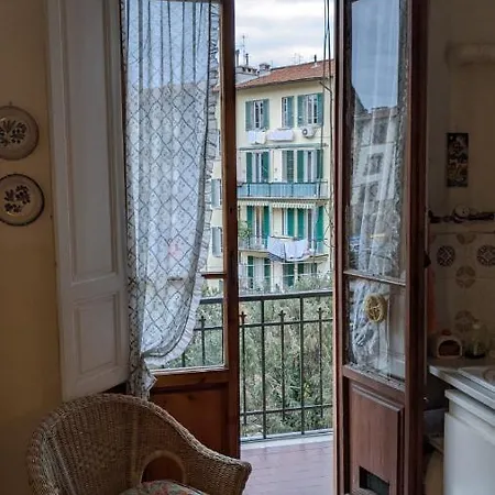 Guest house Double Bedroom In Beautiful 30's Style Florence