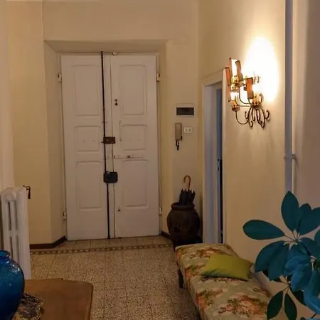 Double Bedroom In Beautiful 30's Style Guest house