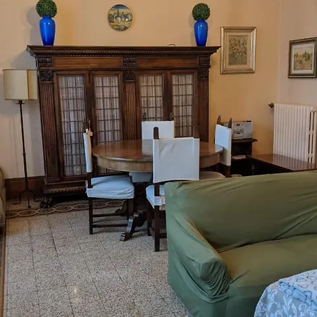 Guest house Double Bedroom In Beautiful 30's Style